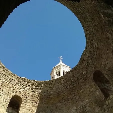In Split-place To